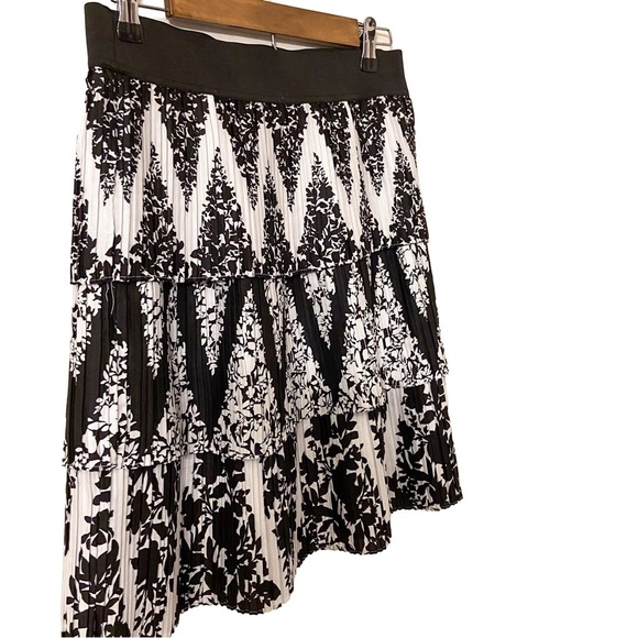 White House Black Market Dresses & Skirts - White House Black Market Pleated Layered Ruffle Black & White Floral Skirt WHBM